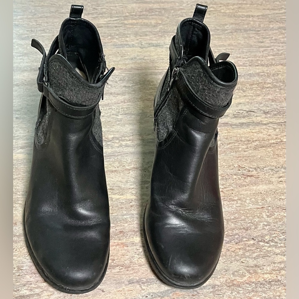 UGG Australia S/N 1005286 ankle wedge boots